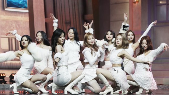 프로미스나인(fromis_9) 이나경이 17일 오후 서울 블루스퀘어에서 열린 미니 4집 '미드나잇 게스트(Midnight Guest)' 발매 기념 쇼케이스에 참석해 멤버들과 함께 타이틀 곡 '디엠'을 선보이고 있다. © News1 권현진 기자