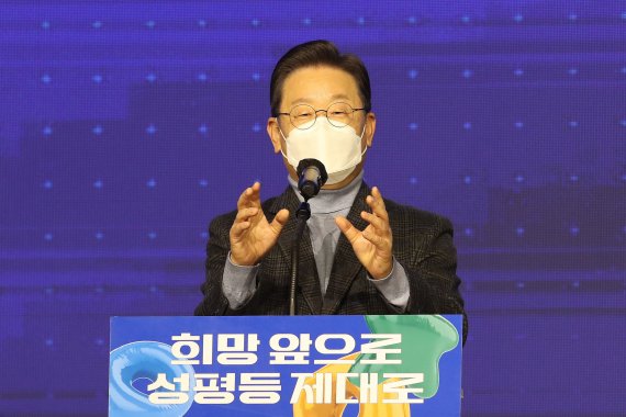 이재명 "임기 1년 단축해서라도 4년 중임제 개헌 바람직"