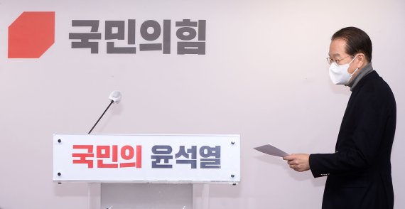 권영세 국민의힘 선대본부장이 18일 서울 여의도 중앙당사에서 현안관련 기자회견을 하기 위해 입장하고 있다. 권 본부장은 이날 무속인 참여 논란이 일었던 선대본부 산하 네트워크 본부 해산을 공식 발표했다. 사진=박범준 기자