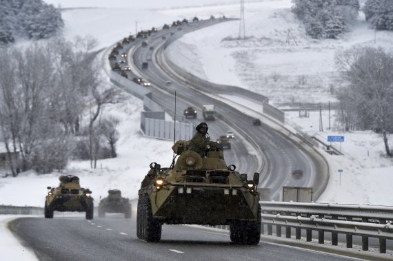 지난 18일(현지시간) 흑해 인근 크림반도에서 러시아군의 장갑차 행렬이 고속도로를 지나고 있다.AP뉴시스