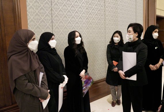 [리야드=뉴시스] 김진아 기자 = 김정숙 여사가 18일 오후(현지시각) 사우디아라비아 프린세스 누라 대학을 방문해 ‘가람’ 한국어 클럽 학생들과 대화를 하고 있다. 2022.01.18. bluesoda@newsis.com