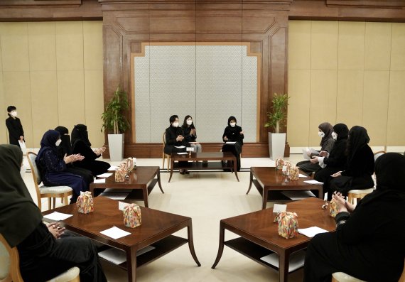 [리야드=뉴시스] 김진아 기자 = 김정숙 여사가 18일 오후(현지시각) 사우디아라비아 프린세스 누라 대학을 방문해 ‘가람’ 한국어 클럽 학생들과 간담회를 하고 있다. 2022.01.18. bluesoda@newsis.com