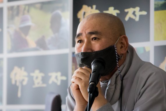 마가스님은 지난 18일 서울 조계종 총무원 2층 회의실에서 영화 '불효자' 주요장면을 보면서 눈시울을 붉히고 있다. © 뉴스1