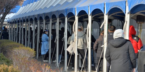 경북 포항시 남구 보건소 '코로나19' 선별진료소에 시민들이 줄을 서서 검사를 기다리고 있다. 사진=뉴스1