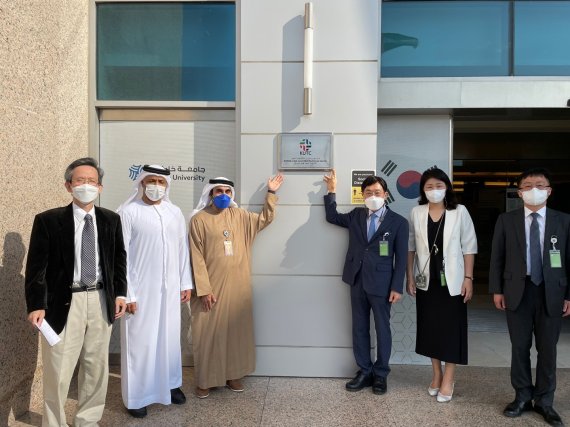 한국기초과학지원연구원(KBSI) 신형식 원장(가운데 오른쪽)이 지난 18일(현지시간) UAE 칼리파대학의 '한-UAE 공동 R&D 기술센터(KUTC) 현판식에서 칼리파대학 사이드 알하산 석유연구소장(가운데 왼쪽) 등과 함께 기념촬영을 하고 있다. 기초과학지원연구원 제공