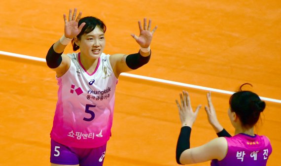 [광주=뉴시스] 류형근 기자 = 2일 오후 광주 서구 페퍼스타디움(염주종합체육관)에서 열린 2021~2022 V-리그 AI페퍼스 대 흥국생명의 경기, 흥국생명 김해란이 득점 하이파이브를 하고 있다. 2021.11.02. hgryu77@newsis.com