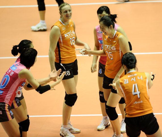 【서울=뉴시스】 18일 오후 서울 장충체육관에서 열린 2008-2009 프로배구 여자부 올스타전에서 김세영(KT&G)이 공격을 성공한 후 쑥스러워하며 세리머니를 하고 있다.