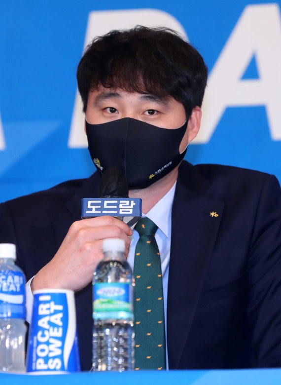 [서울=뉴시스]배훈식 기자 = 도드람 2020~2021 V-리그 남자부 포스트시즌 미디어데이가 열린 3일 오전 서울 서대문구 스위스 그랜드 호텔에서 이경수 KB손해보험 감독대행이 각오를 밝히고 있다. 2021.04.03. dahora83@newsis.com