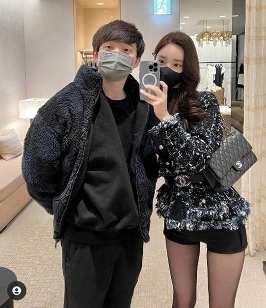 [서울=뉴시스] 웹툰 '여신강림'의 야옹이 작가(오른쪽)와 남자친구 웹툰 작가 전선욱 (사진 출처=야옹이 작가 인스타그램) 2022.01.19. photo@newsis.com *재판매 및 DB 금지