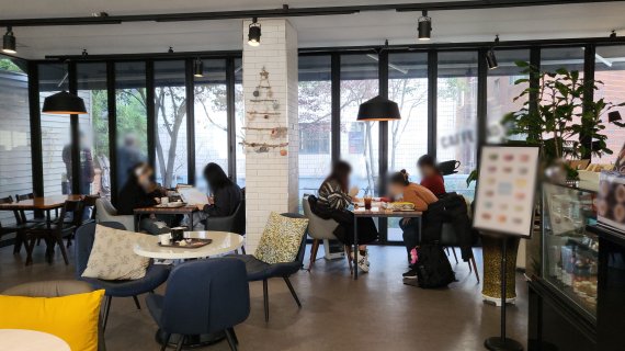 커피값 인상에 이어 일회용 컵 보증금까지…시민들 "부담된다"