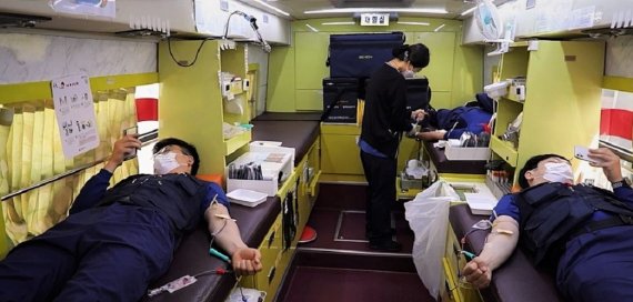 SK머티리얼즈 직원이 헌혈버스에서 헌혈을 하는 모습. SK머티리얼즈 제공