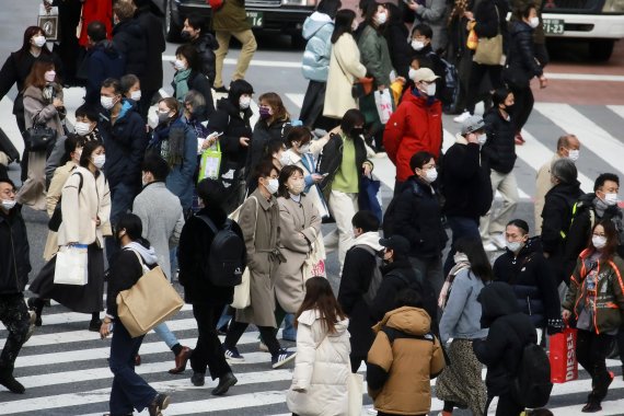 "사회기능 마비 우려" 日 밀접접촉자만 180만명 웃돌 듯