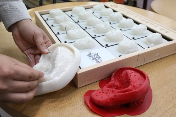 대구콘텐츠센터에 입주한 경북대 크리에이티브팩토리에서 직원들이 3D프린터를 이용해 만든 의료용 교구 가운데 귀 모형 시제품을 확인하고 있다. © 뉴스1