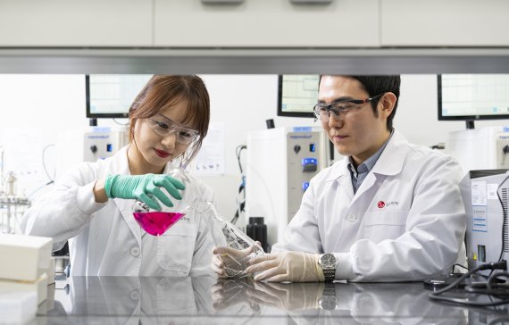 LG화학 생명과학사업본부 연구원들이 신약연구 활동을 진행하고 있다. LG화학 제공