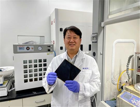 한국에너지기술연구원 김동석 박사가 200㎠ 크기로 만든 페로브스카이트 태양전지를 들어 보이고 있다. 에너지기술연구원 제공