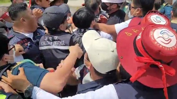 충주시가 라이트월드 행정대집행에 나서자 상인들이 강하게 반발했다. 사진은 라이트월드 상인과 시청 직원 간 몸싸움 모습.(뉴스1 DB)/© 뉴스1