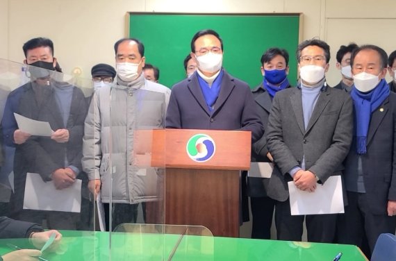 17일 민주당 충북 충주지역위 소속 인사들이 충주시청에서 기자회견을 열고 조길형 충주시장이 라이트월드를 선거에 이용했다며 사과를 요구하고 있다.2022.1.17/© 뉴스1