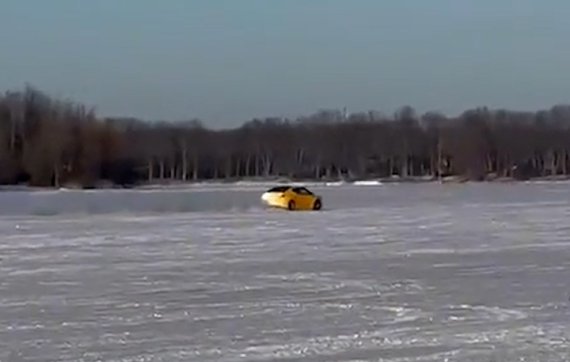 지난 17일(현지 시각) 캐나다 오타와 리도강에서 얼어붙은 강물 위를 달리는 자동차. 해당 차량은 영상속 장소에서 24km 떨어진 곳에서 얼음이 깨져 물에 빠지며 멈춰섰다. 출처: 틱톡이용자 @itscarolineanderson *재판매 및 DB 금지