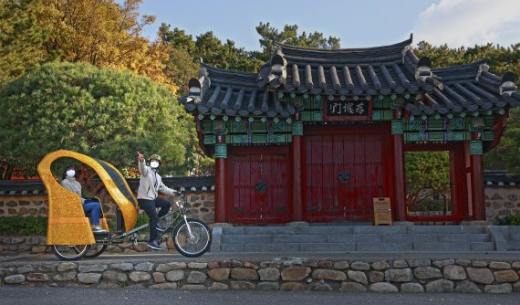 부산시와 부산관광공사가 21일부터 2월까지 부산진구의 전포공구길과 수영구 망미골목에서 ‘골목길 저탄소 자전거 투어’를 진행한다고 20일 밝혔다. 골목길 저탄소 자전거 투어 이미지./제공=부산관광공사