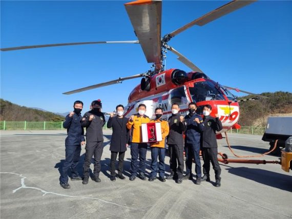 울산소방헬기가 21년 무사고 비행기록을 달성한 뒤 행정안전부 장관 기관표창 및 소방청장 개인표창을 받았다. 울산 소방헬기는 지난 2000년 도입한 러시아제 카모프 헬기이다. /사진=울산시소방본부 제공