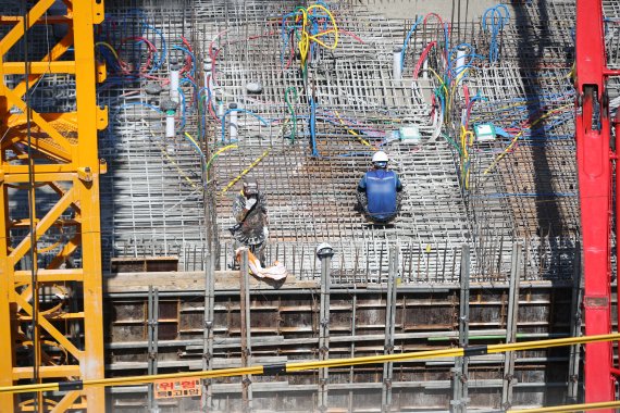 [서울=뉴시스] 김선웅 기자 = 서울의 한 아파트 건설 공사 현장. 건설은 하도급 일감이 많은 산업으로 꼽힌다. mangusta@newsis.com 이 사진은 기사 내용과 직접적 관련 없음