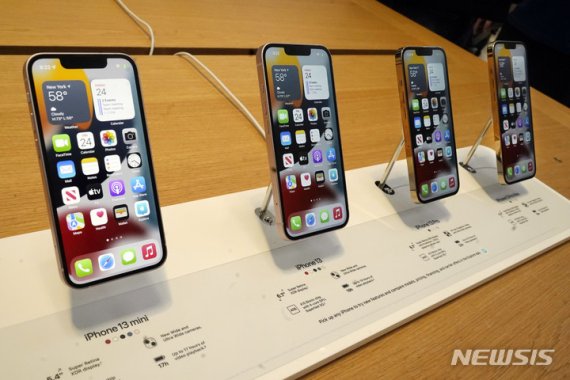 애플 아이폰 13의 라인업이 뉴욕 첫 판매 날 전시돼있다. 2021.9.24. *재판매 및 DB 금지 /사진=뉴시스