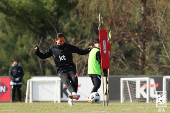 한국 여자축구대표팀의 조소현이 2022 아시아축구연맹(AFC) 여자 아시안컵 본선 대비 뉴질랜드와 평가전을 앞둔 25일 경기도 파주NFC(대표팀트레이닝센터)에서 훈련하고 있다. (대한축구협회 제공) 2021.11.25/뉴스1