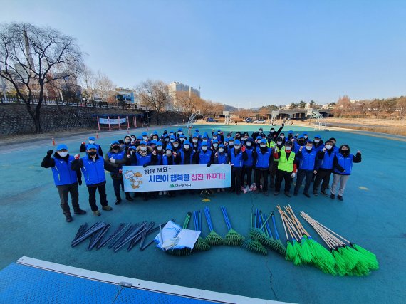 대구시가 대구시설공단, 신천 시민지킴이단과 설맞이 신천 환경정화 활동을 펼쳤다. 사진은 신천 환경정화 활동에 앞서 참석자들이 파이팅을 외치고 있다. 사진=대구시 제공