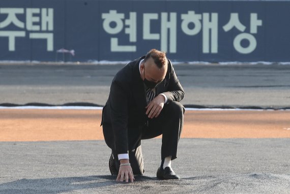 두산 베어스 좌완 첫 100승을 달성한 유희관이 20일 오후 서울 잠실야구장에서 은퇴 기자회견을 마치고 그라운드를 둘러보고 있다. 2022.1.20/뉴스1 © News1 임세영 기자