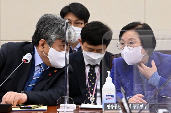 한상혁 방송통신위원장(왼쪽)과 김현 방송통신위원회 부위원장.© News1 구윤성 기자