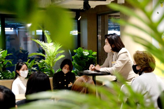 [청주=뉴시스] 조성현 기자 = 이재명 더불어민주당 대통령 선거 후보의 부인 김혜경씨가 20일 오후 충북 청주시 문화제조창 내 문화시설에서 지역 맘카페 회원들과 이야기를 나누고 있다. 2022.01.20. jsh0128@newsis.com