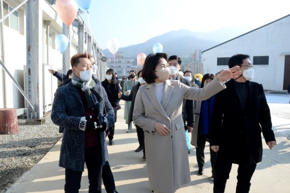 [청주=뉴시스] 조성현 기자 = 이재명 더불어민주당 대통령 선거 후보의 부인 김혜경씨가 20일 오전 충북 청주 문화제조창 동부창고를 둘러보고 있다. 2022.01.20. jsh0128@newsis.com