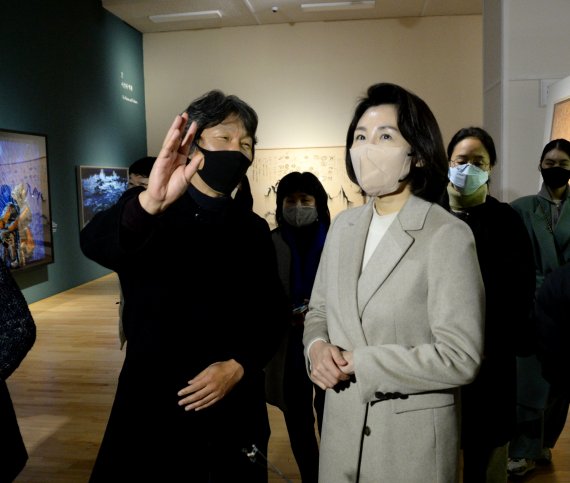 [청주=뉴시스] 조성현 기자 = 이재명 더불어민주당 대통령 선거 후보의 부인 김혜경씨가 20일 오전 충북 청주 국립현대미술관을 둘러보고 있다. 2022.01.20. jsh0128@newsis.com