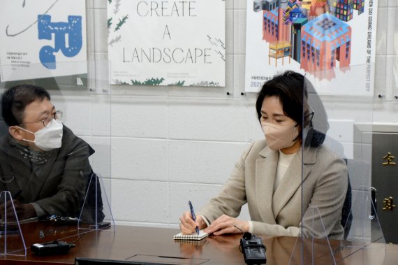 [청주=뉴시스] 조성현 기자 = 이재명 더불어민주당 대통령 선거 후보의 부인 김혜경씨가 20일 오전 충북 청주 국립현대미술관에서 지역 문화예술인과 간담회를 하고 있다. 2022.01.20. jsh0128@newsis.com