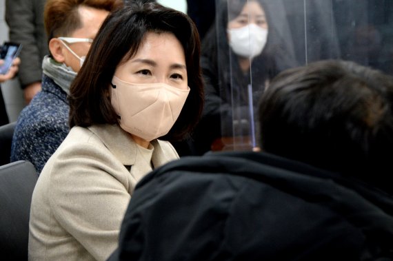 [청주=뉴시스] 조성현 기자 = 이재명 더불어민주당 대통령 선거 후보의 부인 김혜경씨가 20일 오전 충북 청주 국립현대미술관에서 지역 문화예술인과 간담회를 하고 있다. 2022.01.20. jsh0128@newsis.com