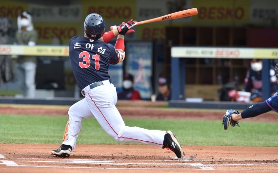 [대구=뉴시스] 이무열 기자 = 11일 오후 대구 수성구 삼성라이온즈파크에서 열린 ‘2021 신한은행 SOL KBO리그’ 삼성 라이온즈와 롯데 자이언츠의 경기, 1회초 무사 1루 상황에서 롯데 손아섭이 삼진아웃 당하고 있다. 2021.07.11. lmy@newsis.com