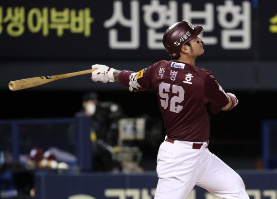 [서울=뉴시스]박주성 기자 = 11일 오후 서울 송파구 잠실야구장에서 열린 2021 신한은행 SOL KBO리그 키움히어로즈와 두산베어스의 경기, 8회초 노아웃 키움 박병호가 안타를 치고 있다. 2021.05.11. park7691@newsis.com