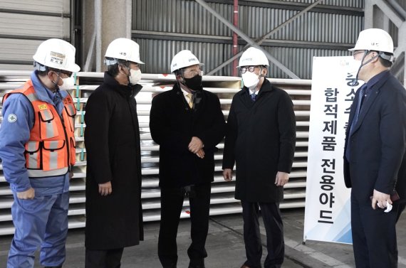 구자열 한국무역협회 회장(왼쪽 두번째)이 20일 경북 포항에 위치한 포스코 포항제철소 부두를 방문해 중소기업 화물 합적·운송 지원 현장을 둘러보고 있다. 한국무역협회 제공