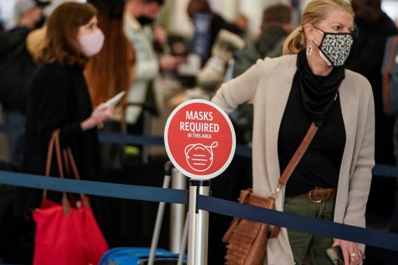 2021년 12월22일(현지시간) 미국 조지아주 애틀랜타의 하츠필드-잭슨 애틀랜타 국제공항에 '마스크 착용 필수'라는 표지판이 보이고 있다. 2022.01.21/news1 © 로이터=뉴스1 © News1 김민수 기자