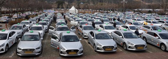 [부산=뉴시스] 하경민 기자 = 부산지역 택시 기본요금이 4년 만에 인상된 15일 금정구 스포원 일대에서 미터기 조정에 나선 택시들이 줄 지어 서 있다. 2021.12.15. yulnetphoto@newsis.com