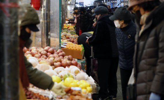 [서울=뉴시스] 홍효식 기자 = 설 명절 연휴를 10여일 앞둔 20일 오후 서울 동대문구 경동시장을 찾은 시민들이 장을 보고 있다. 2022.01.20. yesphoto@newsis.com