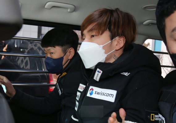 21일 오전 충남 천안 동남경찰서에서 이별을 통보한 여성을 살해한 혐의를 받고 있는 조현진이 검찰로 송치되고 있다. 조현진은 지난 12일 충남 천안에서 이별을 통보한 여성에게 흉기를 휘둘러 숨지게 한 혐의를 받고 있으며, 충남경찰청은 신상공개심의위원회를 열어 조현진의 신상 공개를 결정했다. 2022.1.21/뉴스1 © News1 김기태 기자