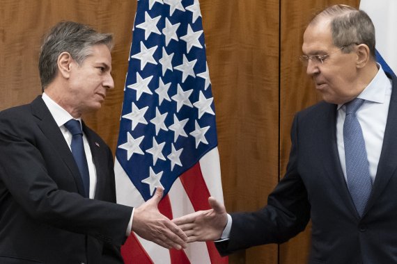 토니 블링컨 미국 국무장관(왼쪽)과 세르게이 라브로프 러시아 외무장관이 21일(현지시간) 스위스 제네바에서 만나 회담을 시작하기 전 악수하고 있다. AP뉴시스