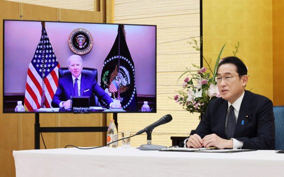 기시다 후미오 일본 총리가 21일 밤 10시부터 1시간22분간 조 바이든 미국 대통령과 화상으로 첫 정상회담을 실시했다. 기시다 총리가 일본 도쿄 총리관저에서 모니터를 통해 바이든