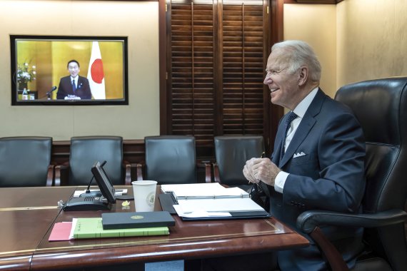 조 바이든 미국 대통령이 지난 21일 밤 미국 워싱턴 백악관에서 화상을 통해 기시다 후미오 일본 총리와 정상회담을 하고 있다. AP뉴시스