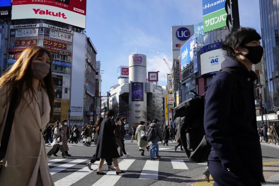지난 21일 일본 도쿄에서 코로나19 감염 예방을 위해 마스크를 착용한 시민들이 횡단보도를 건너고 있다.
