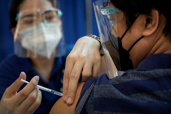 한 의료진이 시민에게 코로나19 백신을 접종시키고 있다. /사진=뉴스1