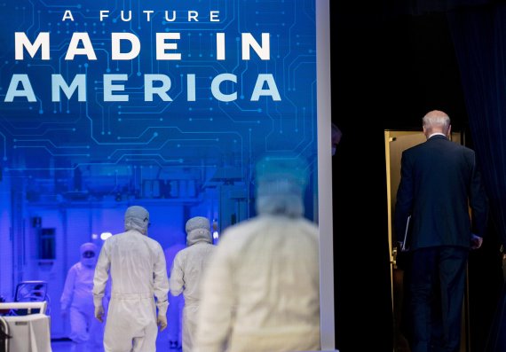 조 바이든 미국 대통령(오른쪽)이 21일(현지시간) 미 워싱턴 백악관에서 인텔의 오하이오 반도체 공장 건설 발표 행사에서 일정을 마치고 떠나고 있다.AP뉴시스