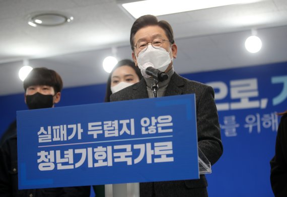 이재명 더불어민주당 대선 후보가 서울·경기 지역 '매타버스(매주 타는 민생 버스)' 행보 이틀째를 맞은 1월 22일 오전 서울 마포구 민주당 미래당사 '블루소다'에서 청년 영입인재 및 청년 공약을 발표했다. © 뉴스1, 2022년 1월