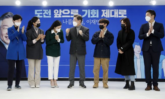 '토크니즘'인가 '비밀병기'인가, 2030 청년조직 '덩치 키웠지만 성과는 글쎄..'